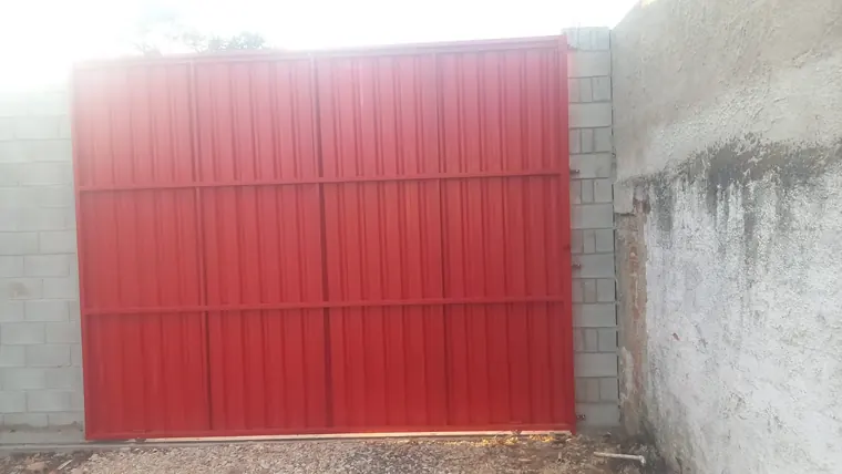 Portão metálico em trabalho da GF Aliança Serralheria