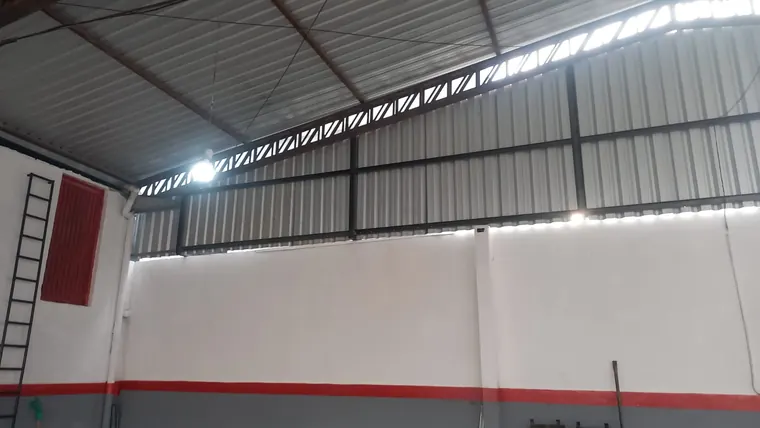 Cobertura metálica em trabalho da GF Aliança Serralheria