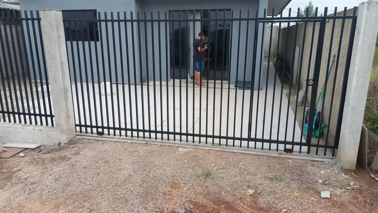 Portão metálico em trabalho da GF Aliança Serralheria