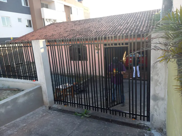 Portão metálico em trabalho da GF Aliança Serralheria