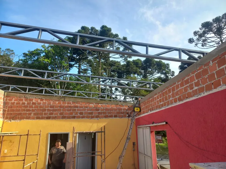 Cobertura metálica em trabalho da GF Aliança Serralheria