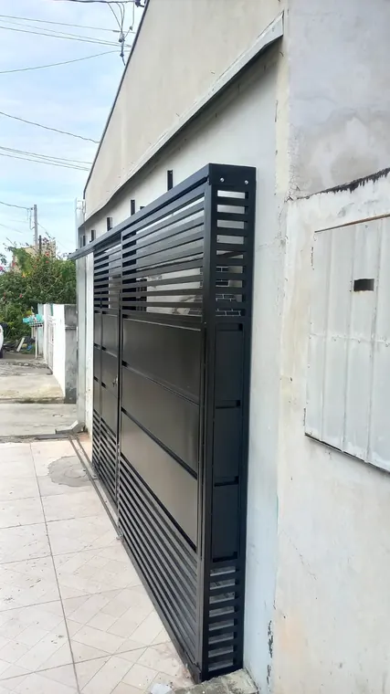 Portão metálico em trabalho da GF Aliança Serralheria