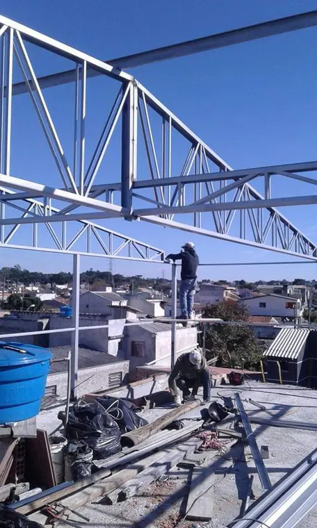 Cobertura metálica em trabalho da GF Aliança Serralheria